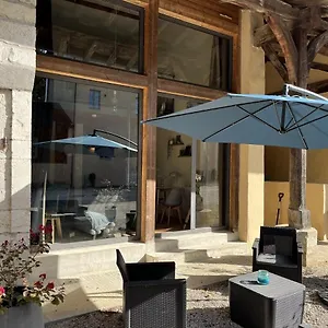 la-cour-des-secrets-gitesdanslain.hotels-rhonealpes.com/